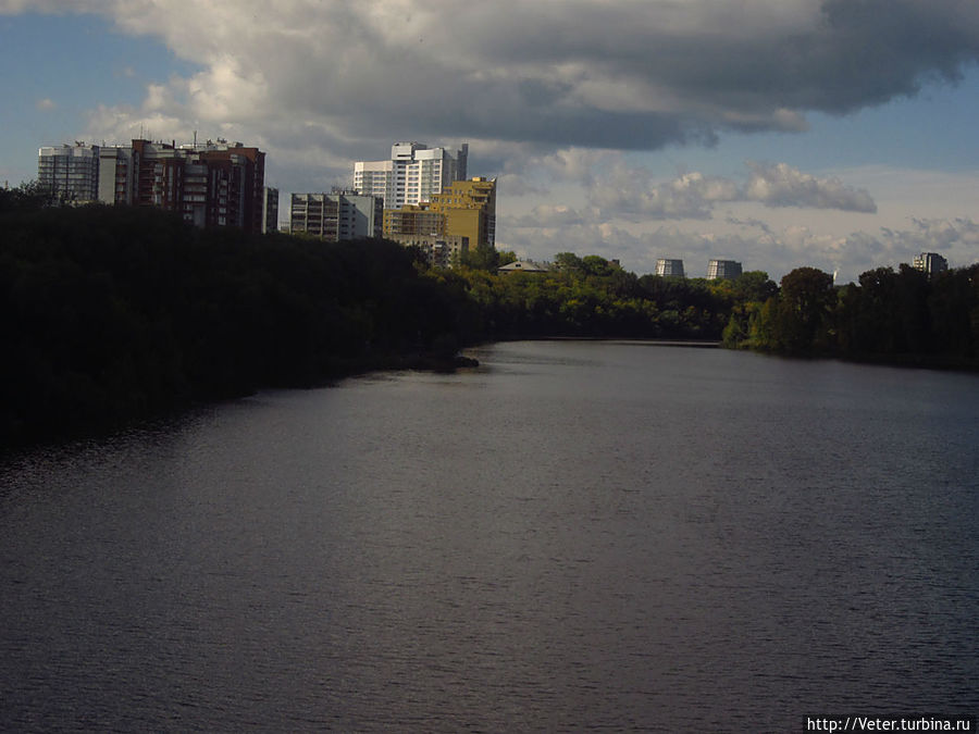 Перешли спокойную местную речку. Екатеринбург, Россия