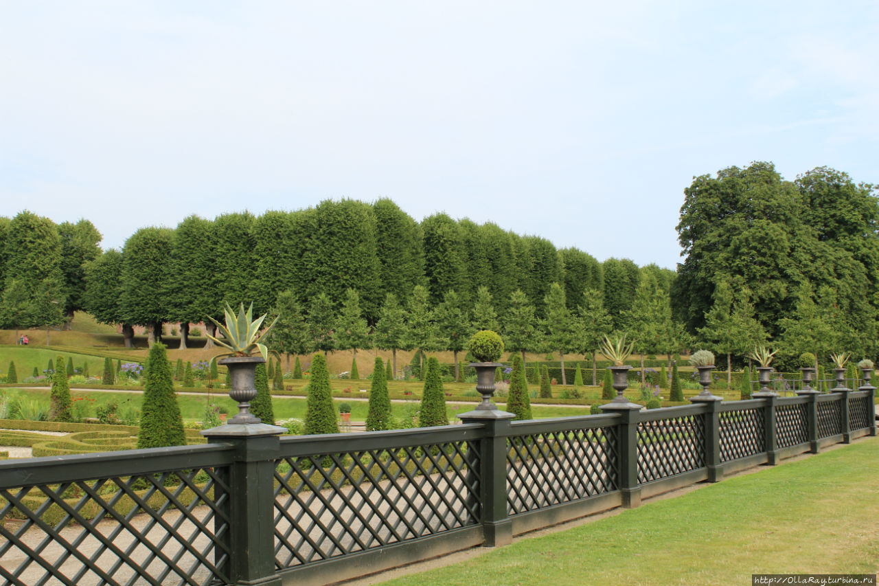 Партер в регулярном стиле выполнен самшитами, эту идею король заимствовал в итальянских и французских садах. Хиллерёд, Дания