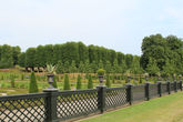 Партер в регулярном стиле выполнен самшитами, эту идею король заимствовал в итальянских и французских садах.