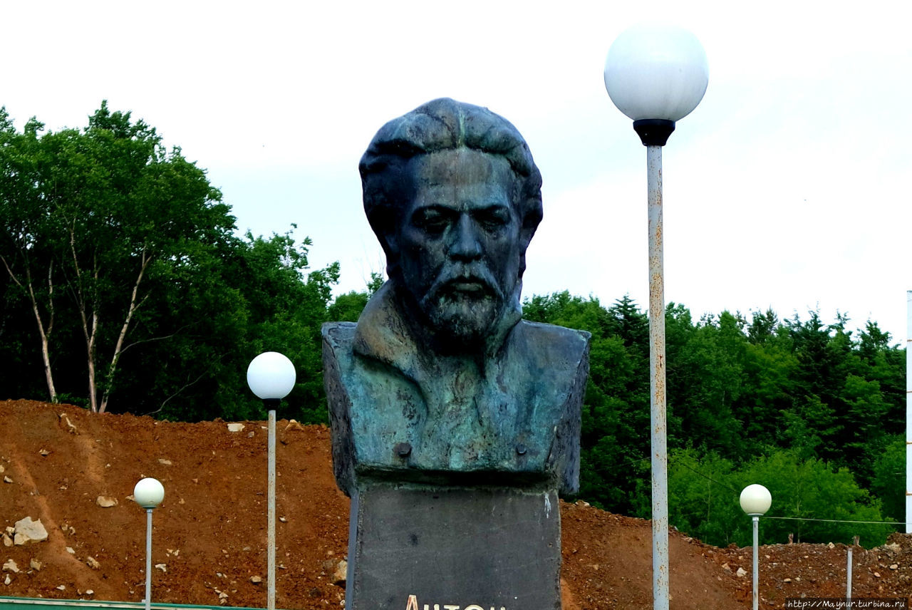 Сахалин  и  А. П.  Чехов... Южно-Сахалинск, Россия