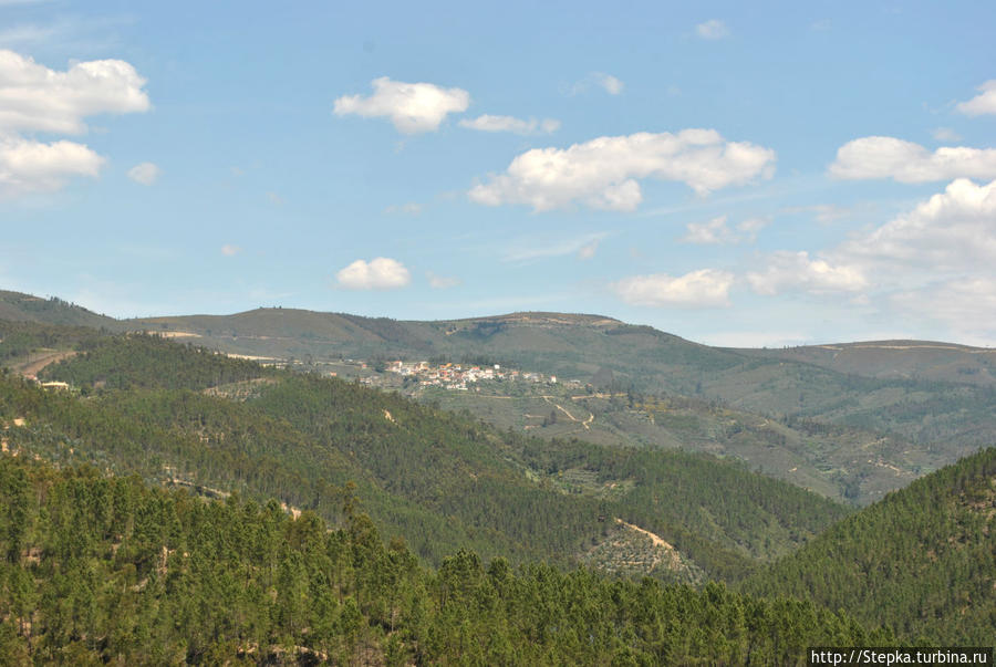 Вид на холмы вокруг Алвару. Каштелу-Бранку, Португалия