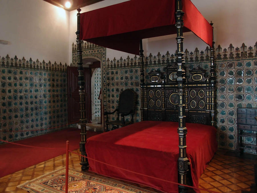 спальня отделана азулейжу с выпуклым изображением  виноградных листьев Синтра, Португалия