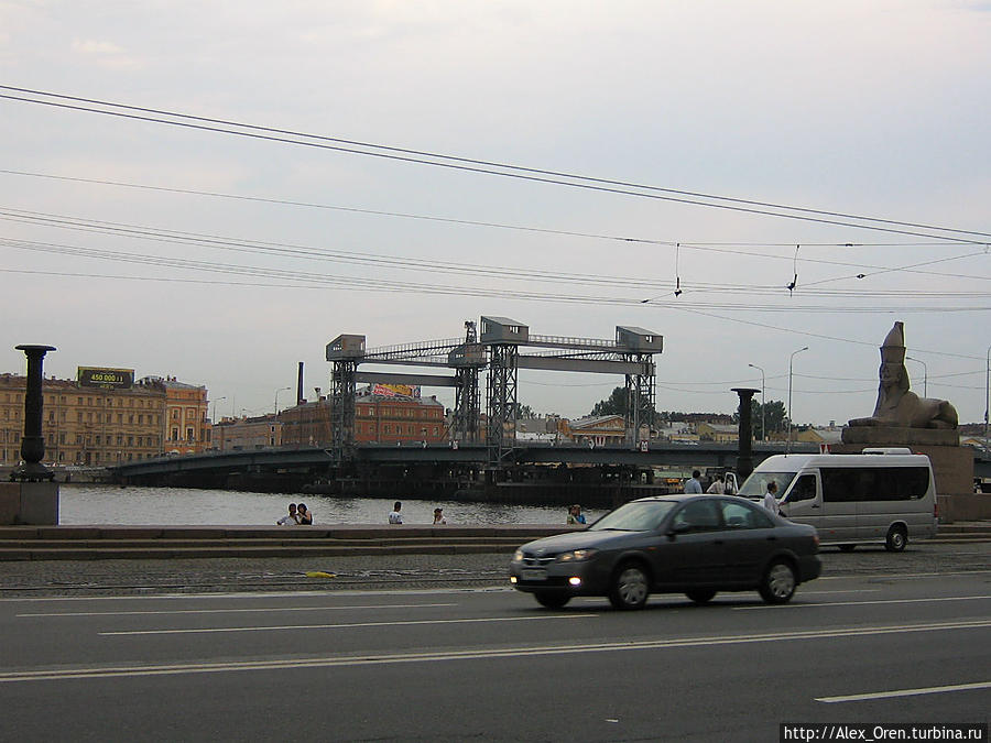 Сын моста Лейтенанта Шмидта. Мост Лейтенанта Шмидта был на ремонте, поэтому построен был временный мост. После ремонта мост л. Шмидта переименовали в Благовещенский. Ещё он назывался Николаевский, но вот вернули самое первое имя. Санкт-Петербург, Россия