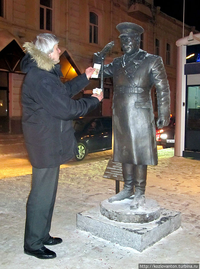 Платить штраф за переход на красный свет приходится платить даже памятнику милиционеру. Томск, Россия