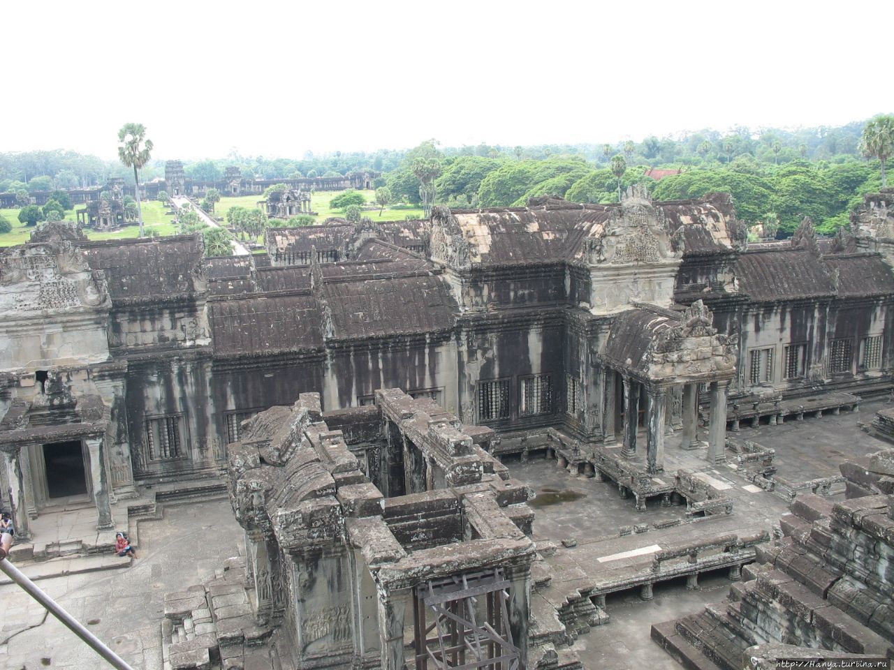 Вид на галерею второго уровня Ангкор Вата с высоты третьего уровня