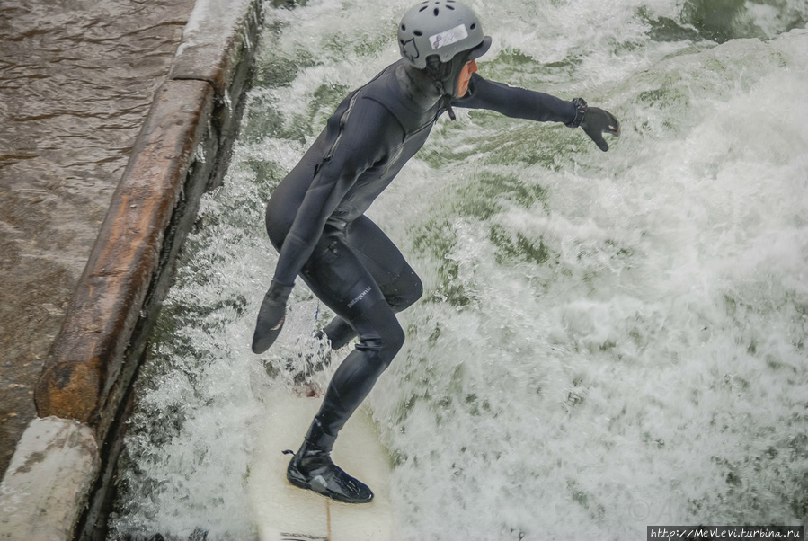Сёрфер в центре города Мюнхен, Германия
