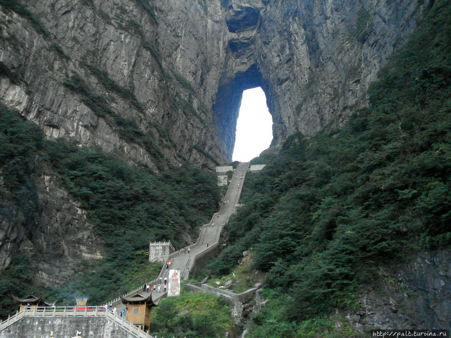 999 ступенек к пещере Тяньмэнь (Небесные Врата) к 18 часам уже пустеют Чжанцзяцзе Национальный Лесной Парк (Парк Аватар), Китай