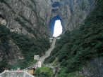999 ступенек к пещере Тяньмэнь (Небесные Врата) к 18 часам уже пустеют