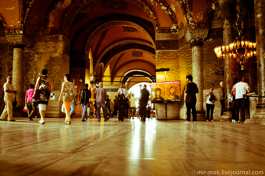 В галерее на втором этаже проводится фото-выставка, где можно детально рассмотреть все фрески и мозаики собора. Стамбул, Турция