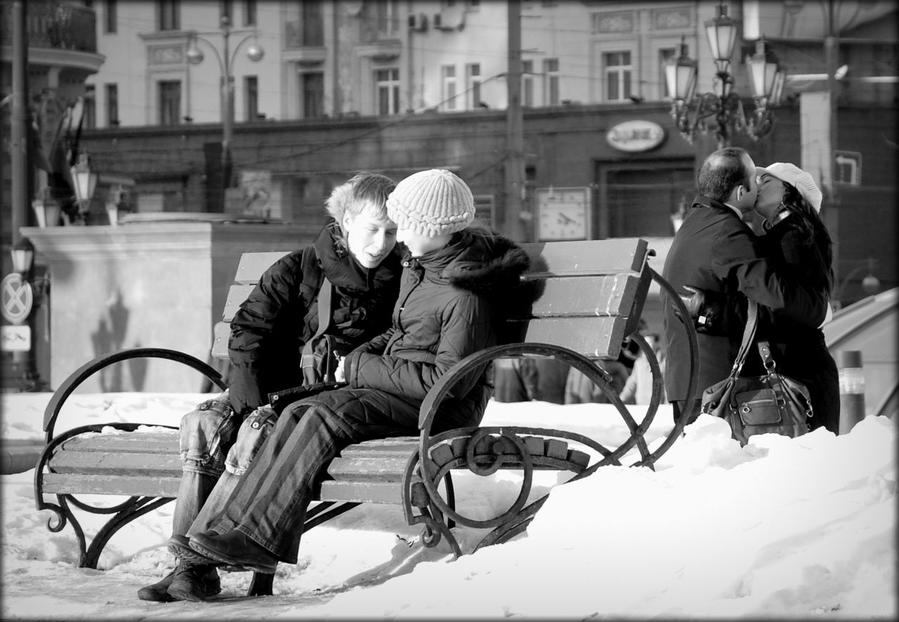 Случайный ход. Весна грустной любви 1974. Старая пара на зимней скамейке картинки. Зима скамейка пара в возрасте фото.