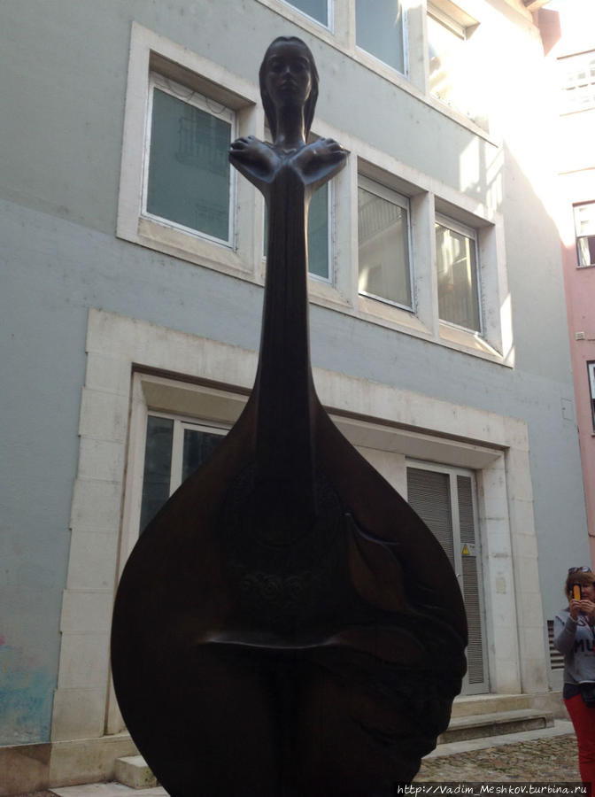 Еще один символ города — гитара с лицом девушки. Коимбра, Португалия