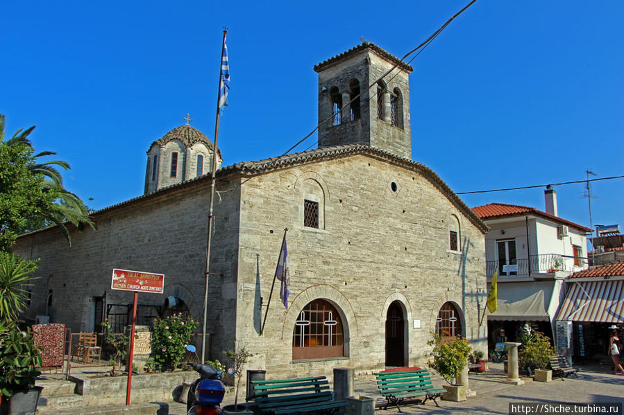 Церковь Святого Димитрия на центральной площади, базилика с куполом 1858 года постройки Афитос, Греция