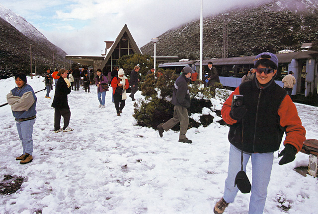 Народ играет в снежки на станции Arthur’s Pass. Отсканировано из книжки Греймаус, Новая Зеландия