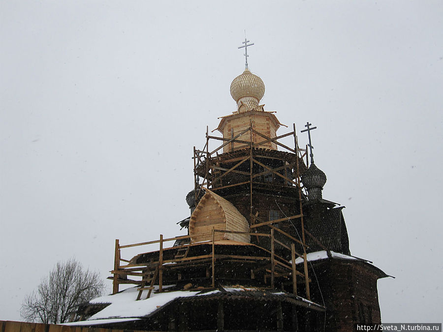 Музей деревянного зодчества. Верх церкви уже восстановлен