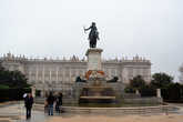 Королевский Дворец и памятник какому-то там известному королю