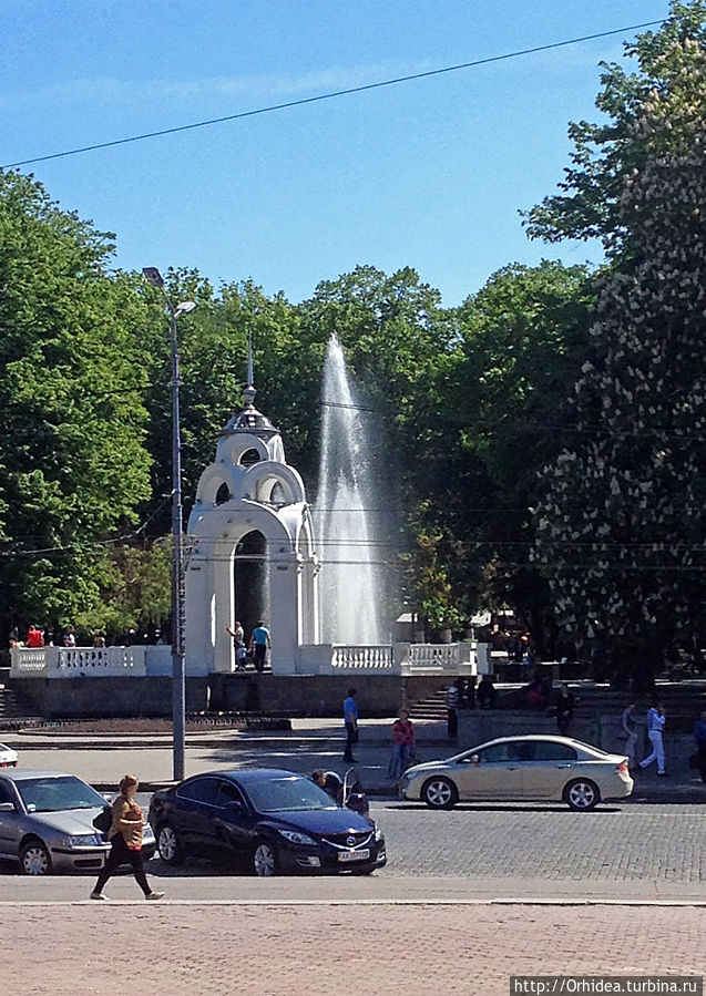 Один из символов города Зеркальная струя на против Оперного театра Харьков, Украина