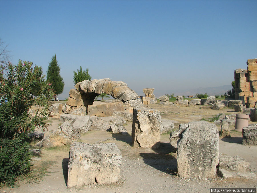 Еще одна арка Памуккале (Иерополь античный город), Турция