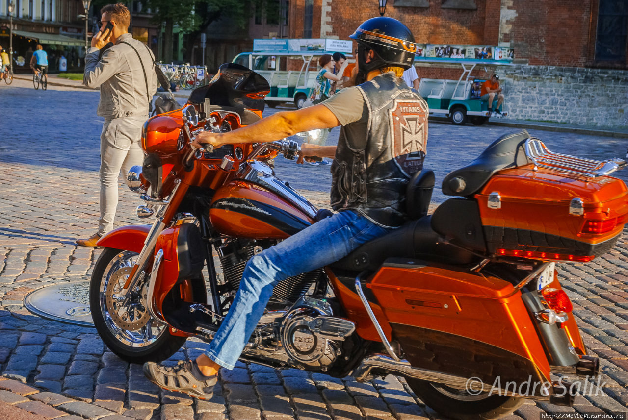 Флешмоб. Обнимашки .Старая Рига. Домская площадь. Рига, Латвия