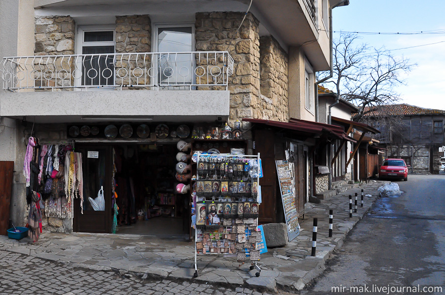 Многие местные жители держат небольшие сувенирные лавки на первых этажах своих домов. Несебр, Болгария