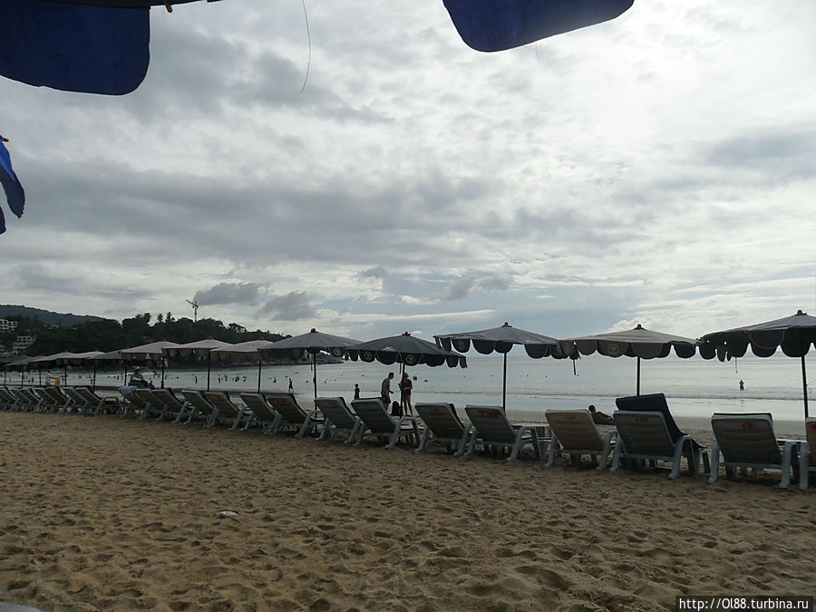 пляж Ката, хмуровато. с погодой в этот раз нам не очень повезло, особенно запомнились минуты под тропическим ливнем на мотобайке