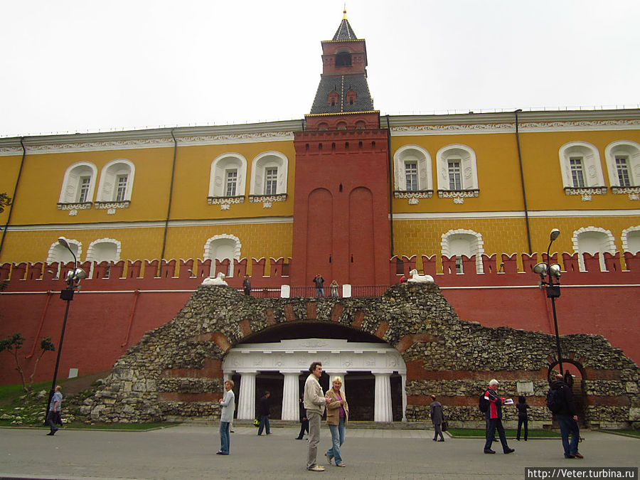 Через минут тридцать мы уже подходили к главной площади страны.