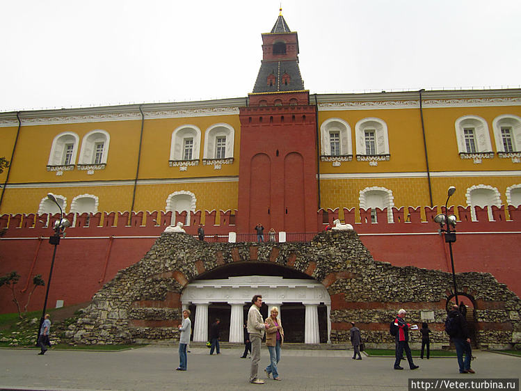 Через минут тридцать мы у