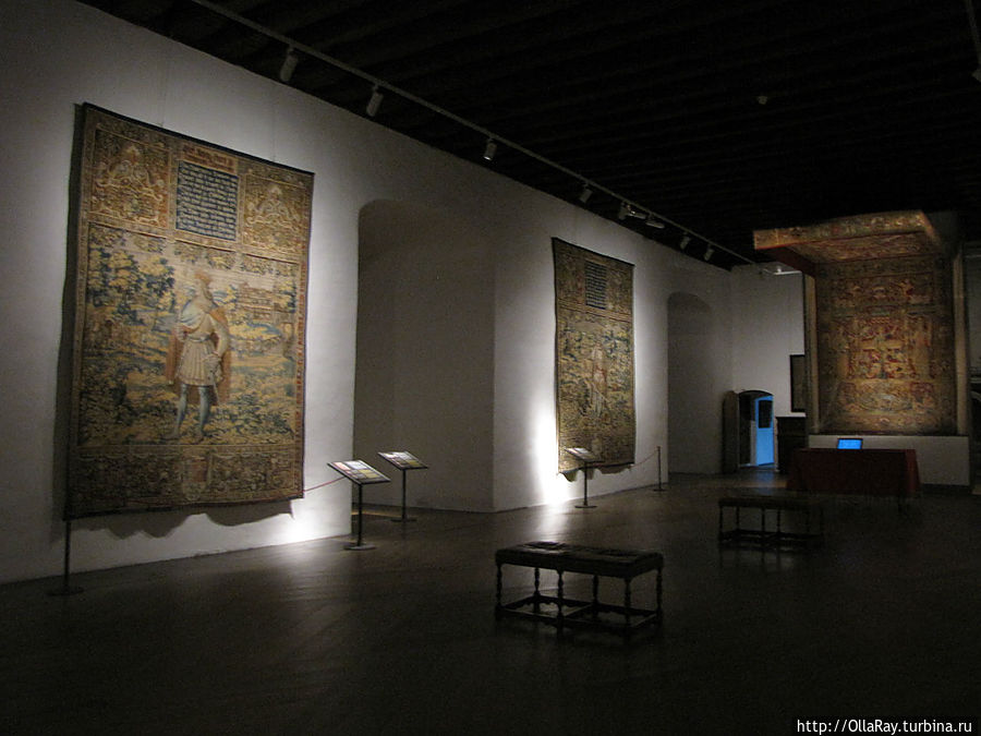 Старинные изделия. А запах в том помещении был, увы, не ах...