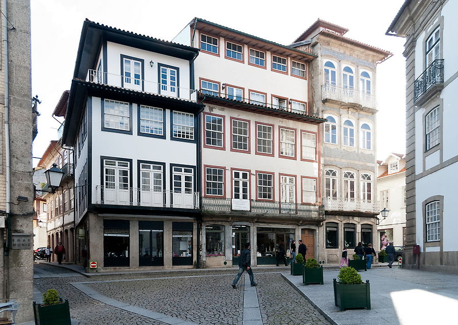 Нигде нет ни одной соринки, каждый дорожный камешек идеально подогнан к соседнему, нет ни одного обшарпанного дома, все стеклышки кругом натерты до блеска. Такое впечатление, что попали в Германию. Не хватает только сосисок.