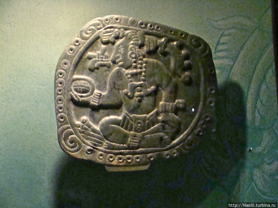 барельеф Кан Б’алан, царя майя, который получил трон в 48 лет после долгого ожидания, в 648 году,  и свои оставшиеся  18 лет правления посвятил созданию архитектурных шедевров Сан-Кристобаль-де-Лас-Касас, Мексика