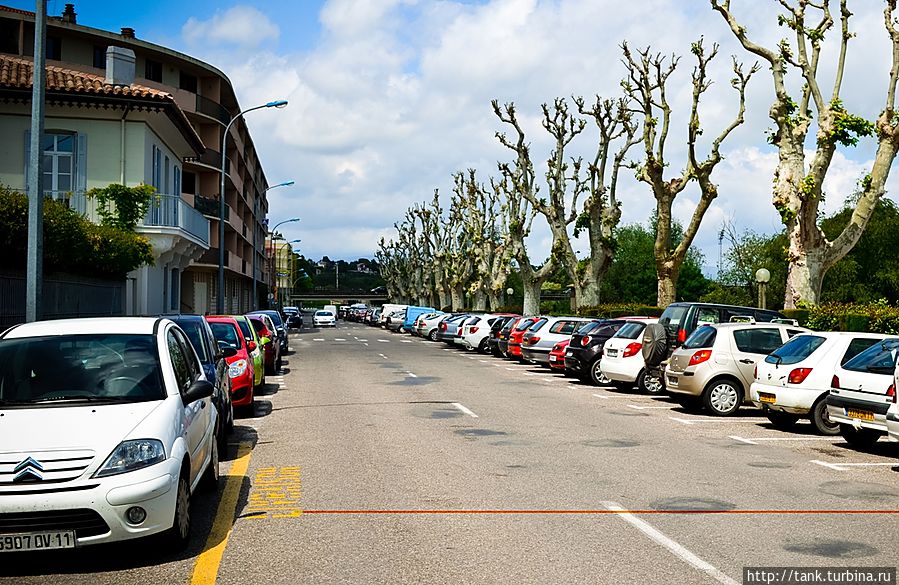 Поплутав по городу в поисках парковки, которую вскоре нашли не далеко от автомобильного моста, припарковались и пошли вдоль реки Од, к старому городу.