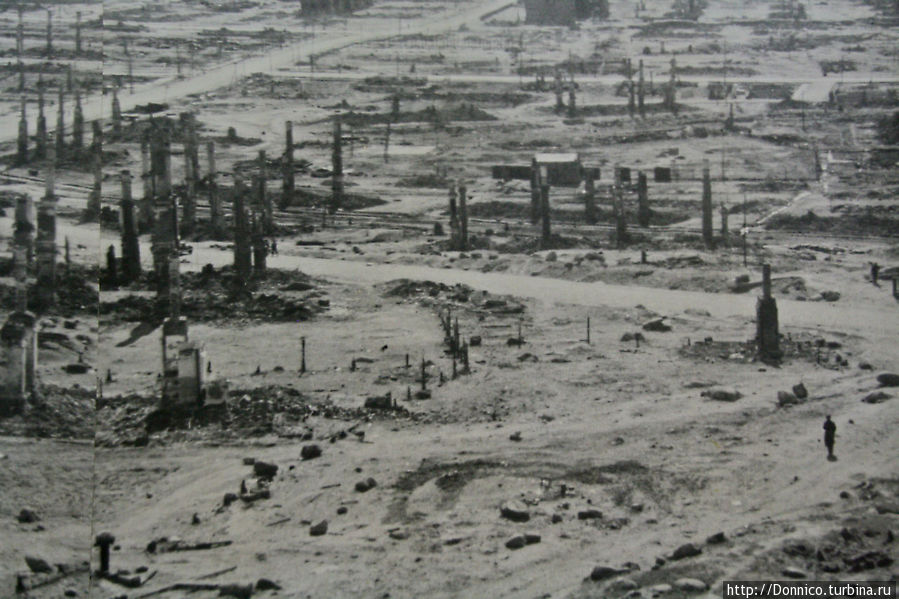 Во время второй мировой войны Мурманск пострадал едва ли не больше всех, уступив эту сомнительную пальму первенства только Сталинграду. В итоге почти весь город был разрушен авиаударами. После одной из бомбардировок в 1942 году почти все деревянные здания сгорели.