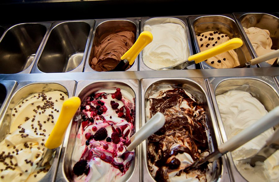 Ну и конечно же сицилийское мороженое. Не то, которое можно купить в любом итальянском магазине, а особенное, gelato artigianale, с удивительно богатым и насыщенным вкусом. Приехать вечером на набережную, зайти в любую джелатерию (кафе-мороженое), взять, например, фисташкового (и будьте уверены, вы почувствуете вкус настоящих фисташек!), сесть за столик и просто наслаждаться. Морем, вкусом, воздухом. Сицилией. В моем сознании Сицилия от сицилийского мороженого уже практически неотделима :)))) Сицилия, Италия
