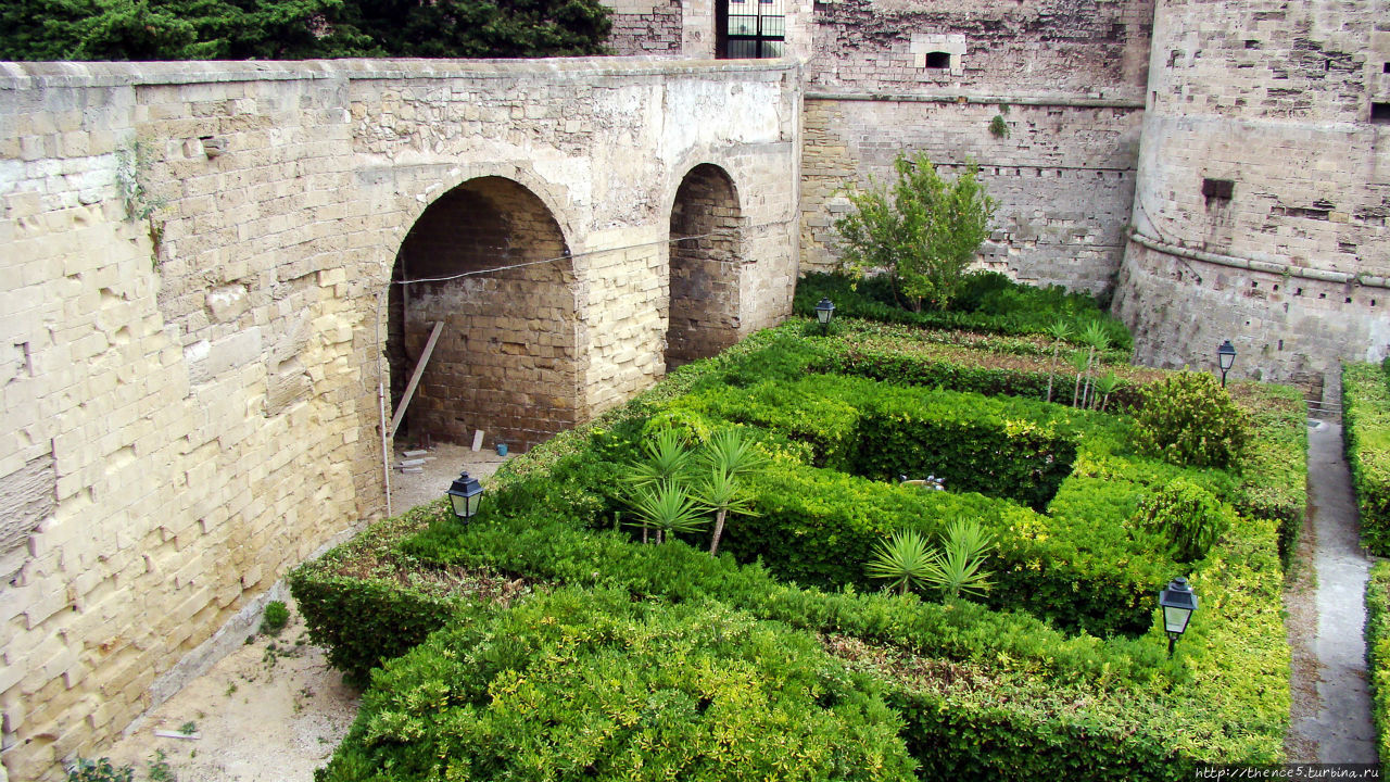 Замок (Castello Aragonese) Таранто, Италия