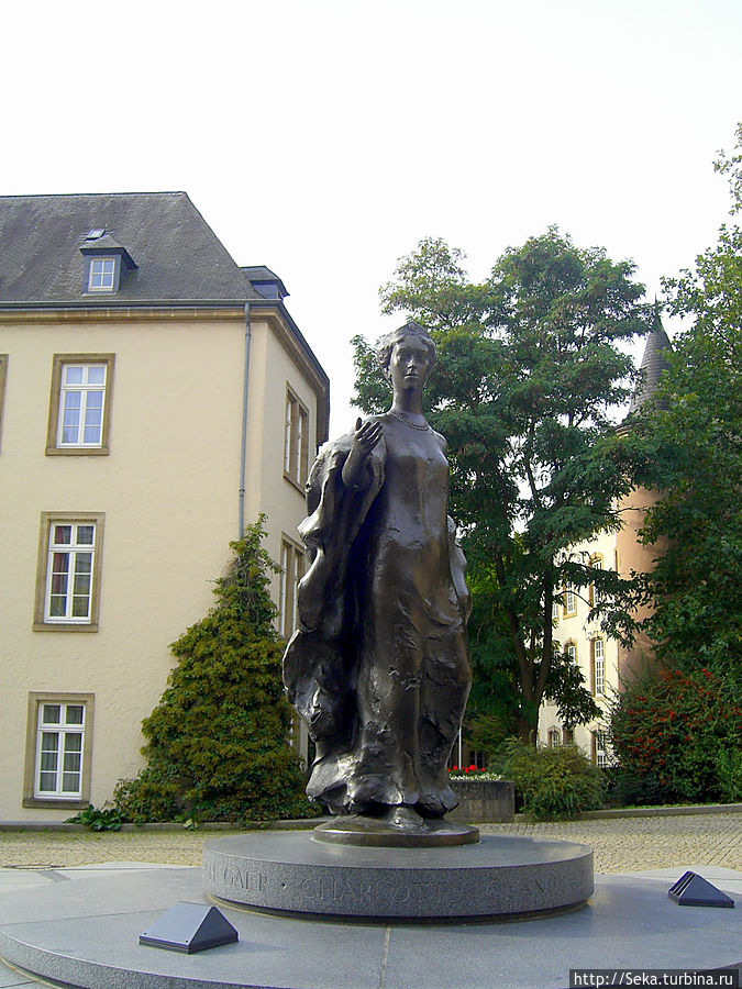Памятник любимой герцогине Шарлотте Люксембург, Люксембург