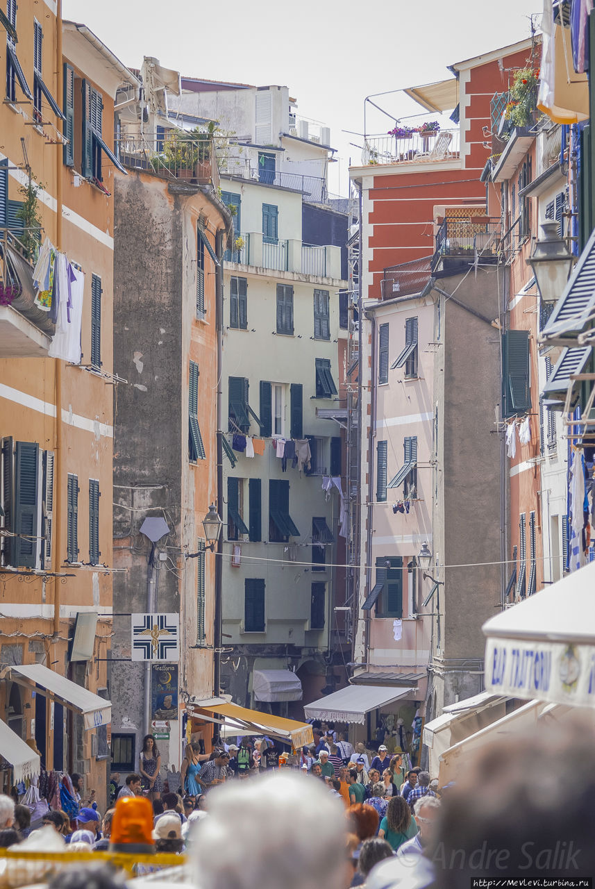 Прогулка в Vernazza, La Spezia, Италия Вернаска, Италия