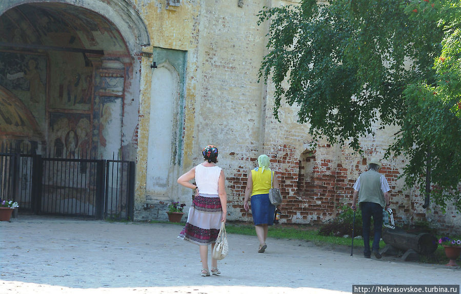 Святые ворота. Вид входа с северной стороны территории монастыря. Кириллов, Россия