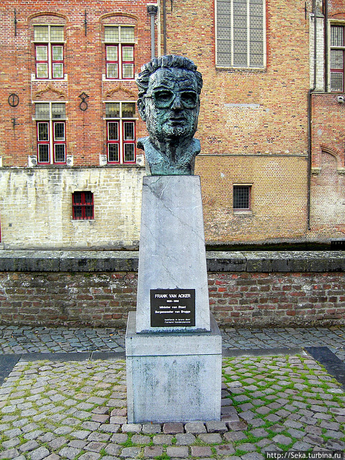 Памятник Франку Ван Акеру — одному из самых уважаемых мэров города Брюгге, Бельгия