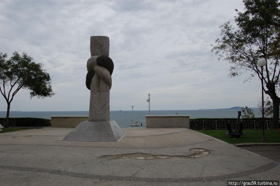 Памятник погибшим морякам Бургас, Болгария