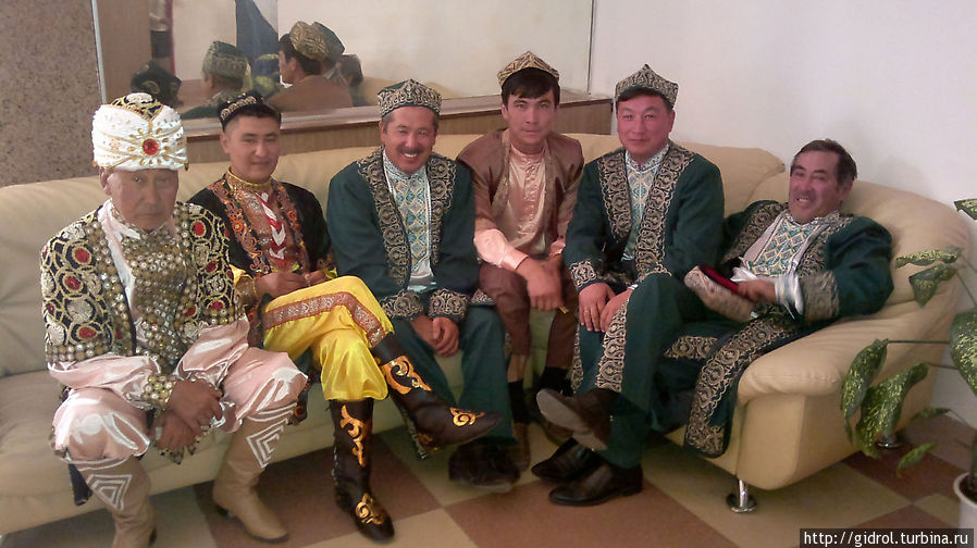 Мужчины-уйгуры в национальных костюмах. Алматы, Казахстан