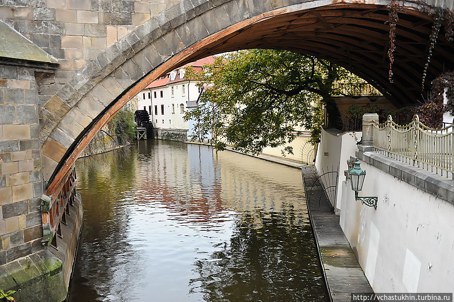 Под Карловым мостом. Прага, Чехия