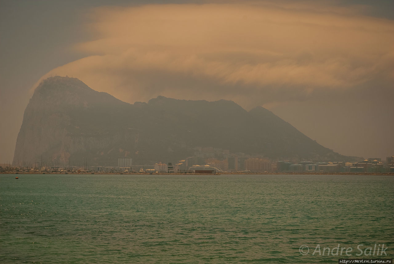 Очень впечатляет эта гора с чубом из облаков!!! Гибралтар