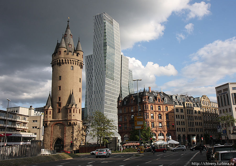 Башня Эшенхайм (нем. Eschenheimer Turm)  — единственный дошедший до наших дней элемент крепостной стены, была частью городских ворот. Франкфурт-на-Майне, Германия