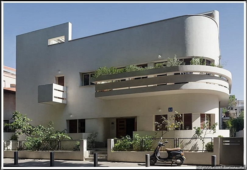 Дом был спроектирован в 1933 году для семьи владельца Шмуэля Рапопорта, основателя и генерального директора Kupat Am Bank — первого еврейского банка в Тель-Авиве. В этом доме 1938 по 1959 год жил мэр Тель-Авива Исраэль Роках.