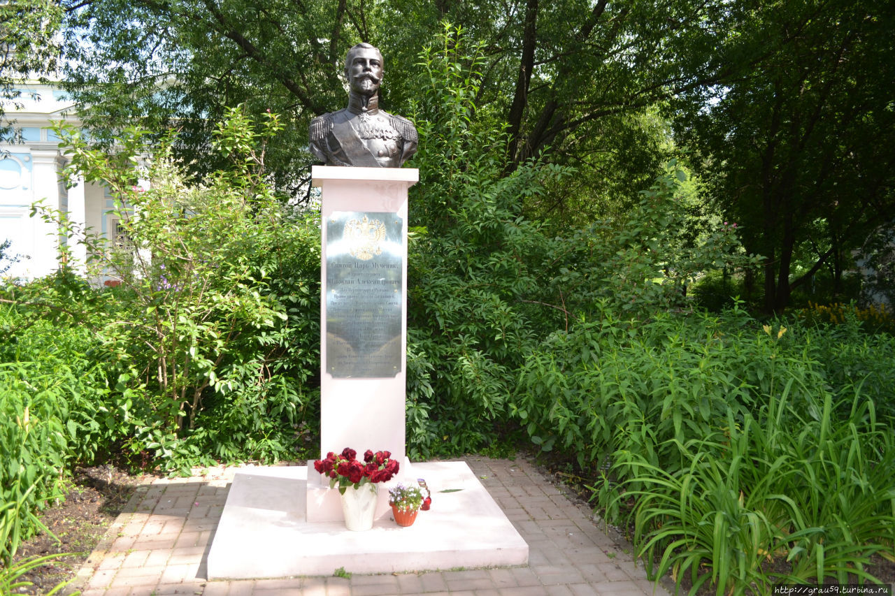 Памятник Николаю II на быв. Лазаревском кладбище Москва, Россия