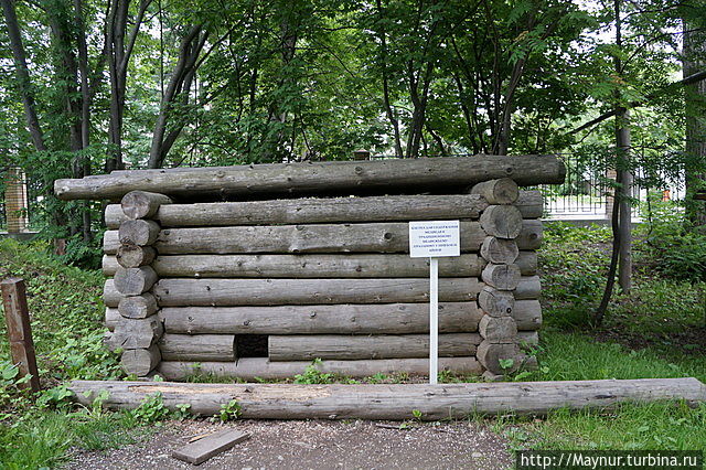 У нивхов существовал  медвежий праздник.  Для этого медвежонка до 3х летнего возраста держали в такой  клетке, откармливали и в день праздника ритуально убивали.  Мясо съедалось, а кости хранились в специальных  местах.  В таком празднике принимали участие все многочисленные  семьи  клана. Южно-Сахалинск, Россия