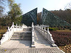 Лестница ведущая к музею, расположенному в двух пирамидах из стекла и металлокаркаса, соединенных между собой подземной частью музея