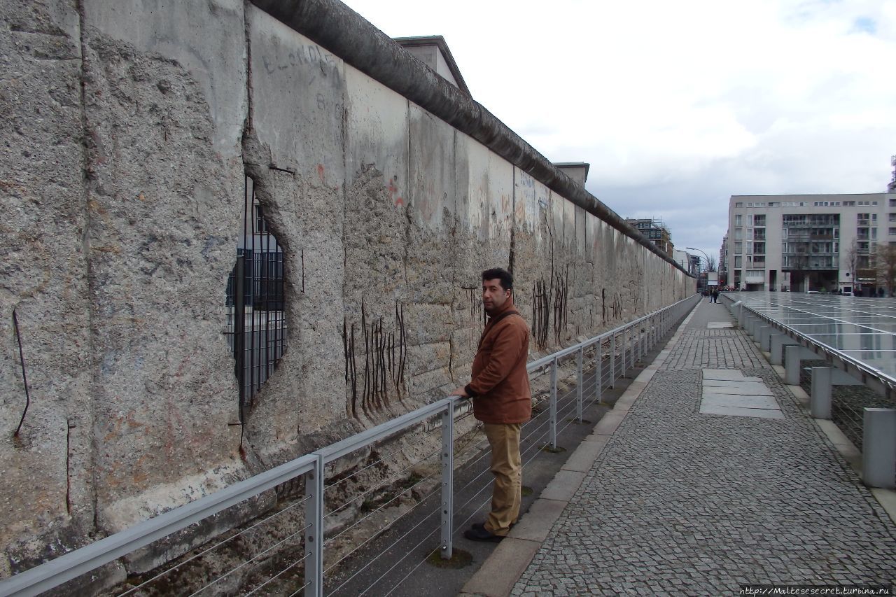 Часть Берлинской стены с пробоиной Берлин, Германия