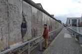 Часть Берлинской стены с пробоиной
