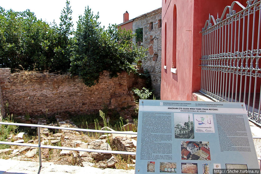 слева от мечети — фундаменты византийского комплекса, на месте которого турки возвели свой Кавала, Греция