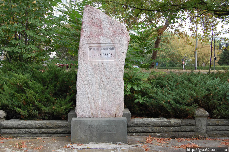 Братская могила советских воинов в парке 